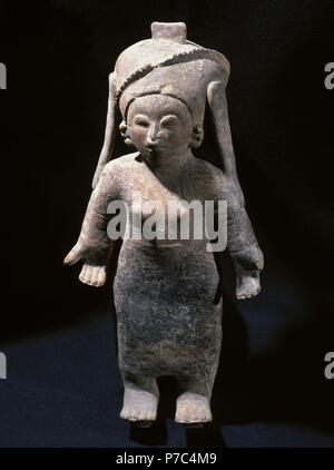 Präkolumbische Kunst. Pre-Inka. Tumaco Tolita Kultur. Region der Pacific Colombo-ecuadorianischen Küste von 300BC-600 n. Chr.. Keramik-Objekt. Weibliche Figur. 44 x 22 cm. Aus Ecuador. Privatsammlung. Stockfoto