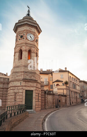 Blick auf die Straße von Fermo Stadt mit alten Uhrturm, Italien Stockfoto