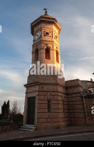 Stadt Fermo, Italien. Old Clock Tower in der Abendsonne, Italien Stockfoto