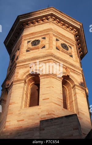 Stadt Fermo, Italien. Old Clock Tower Fassade in der Abendsonne, Italien Stockfoto