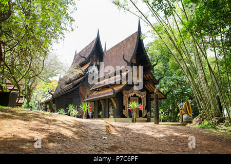 Chiang Rai, Thailand - 13. Mai 2018: Inside Spaziergang durch zu Baandam Museum oder Black House Museum von thawan Duchanee, dieses Museum ist eines der Reisen de Stockfoto