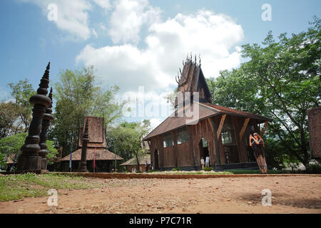 Chiang Rai, Thailand - 13. Mai 2018: Inside Spaziergang durch zu Baandam Museum oder Black House Museum von thawan Duchanee, dieses Museum ist eines der Reisen de Stockfoto