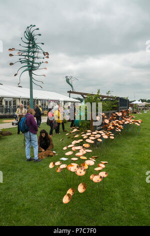 Leute & Blick auf Anzeige von Kupfer Mohn (ursprüngliche Garten Skulpturen) auf Stall-RHS Chatsworth Flower Show, Derbyshire, England, UK. Stockfoto