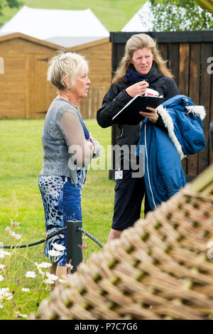 Carol Klein, Gartenbau Expert, stehend mit weiblichen TV-Crew Mitglied an der RHS Flower Show, Chatsworth Chatsworth House, Derbyshire, England, UK. Stockfoto