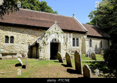 Bonchurch, Isle of Wight, Großbritannien. Juni 19, 2018. Auf das 11. Jahrhundert zurück St. Bonifatius alten Kirche Dating ist eine der wenigen verbliebenen mittelalterlichen Kirchen. Stockfoto