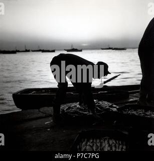 Girona. Rosen. Silueta de un Pescador a contraluz Al atardecer. Año 1968. Stockfoto