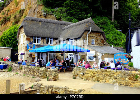Shanklin, Isle of Wight, Großbritannien. Juni 20, 2018. Urlauber und Einheimische genießen Sie eine Mahlzeit in der strohgedeckten Fisherman's Cottage am Strand von Shanklin. Stockfoto