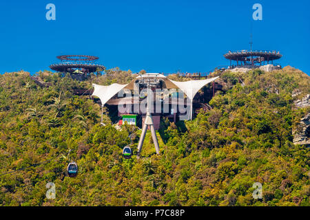 Große Szene der oberen Station und ihrer zwei kreisförmige Aussichtsplattformen des Langkawi Seilbahn, auch bekannt als SkyCab, oben auf... Stockfoto