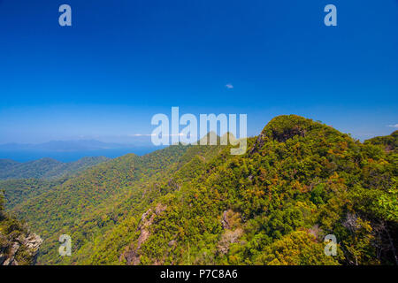 Schöne Panoramasicht auf das Meer und die Berge der Insel Langkawi, die vom Langkawi Sky Bridge Deck auf den Gipfel des Gunung bewundert werden können... Stockfoto