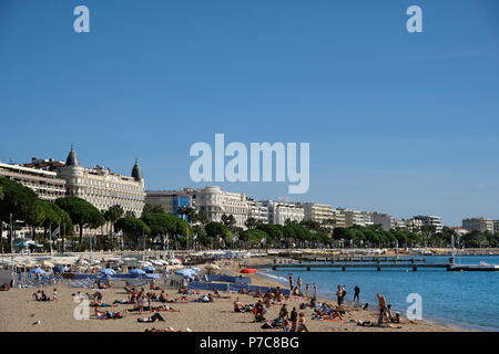 Cannes, Frankreich - Oktober 25, 2017: Blick auf das Meer und den Strand vor dem Carlton International Hotel liegt an der Croisette Boulevard in Canne Stockfoto