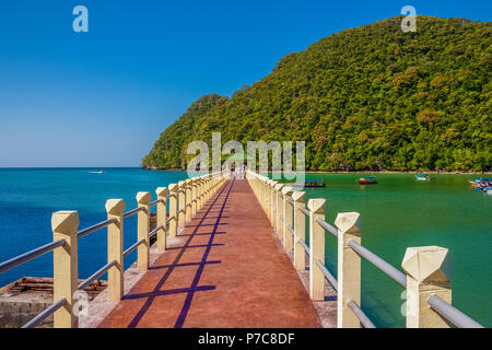 Eine herrliche Landschaft von der Jetty Pulau Dayang Bunting (Insel des Schwangeren Mädchens) mit einem schönen, grünen Bergkulisse, blau und türkis... Stockfoto