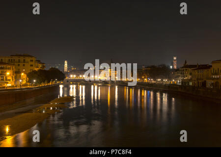 Verona und Etsch bei Nacht Stockfoto