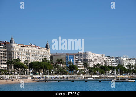 Cannes, Frankreich - Oktober 25, 2017: Blick auf das Meer und den Strand vor dem Carlton International Hotel liegt an der Croisette Boulevard in Canne Stockfoto