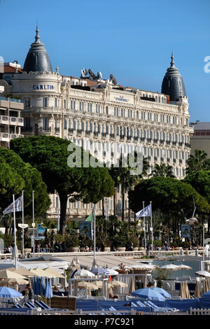 Cannes, Frankreich - Oktober 25, 2017: Blick auf den Strand vor dem Carlton International Hotel auf der Croisette in Cannes, Franken gelegen Stockfoto