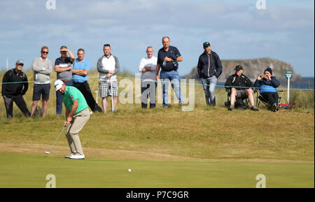 Nordirlands, Graeme McDowell Schläge auf der fünfzehnten Grün während des Tages eine der Dubai Duty Free Irish Open an Ballyliffin Golf Club. Stockfoto