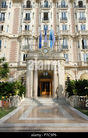 Cannes, Frankreich - Oktober 28, 2017: Vor dem Eingang Blick auf den berühmten Carlton International Hotel auf der Croisette in Cannes, Franken gelegen Stockfoto