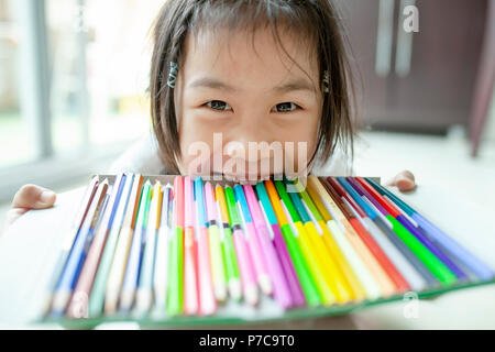 Scherz asiatische Kinder und Fach der Farbe Bleistift Stockfoto