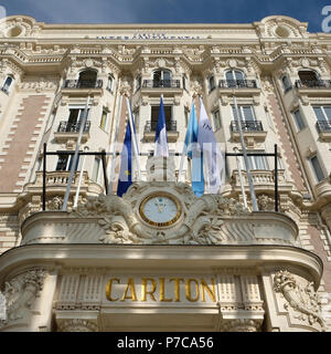 Cannes, Frankreich - Oktober 28, 2017: Vor dem Eingang Blick auf den berühmten Carlton International Hotel auf der Croisette in Cannes, Franken gelegen Stockfoto