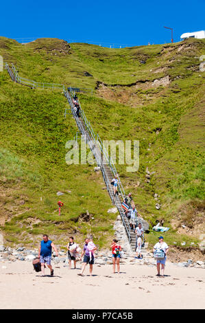 Silver Strand Strand, Leute gehen Sie steile Stufen in Malin Beg, County Donegal, Irland Stockfoto