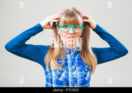 Studio shot Portrait von verwirrt nerdy Frau Stockfoto