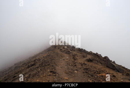 Wicklung Schmutz weg in Nebel auf asahidake Ridge in Hokkaido, Japan verschwinden Stockfoto