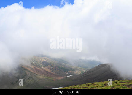 Tal durch Cloudbreak vom Gipfel des Mount Asahi in Hokkaido, Japan sichtbar Stockfoto