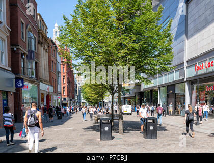 Kunden entlang der Market Street im Zentrum von Manchester, Großbritannien Stockfoto