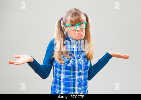 Studio shot Portrait von verwirrt nerdy Frau Stockfoto