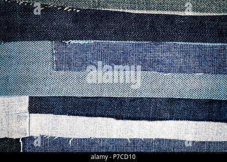 Abstract verschiedene zerrissenen Jeans Streifen Textur Hintergrund. Jeans Textur. Gestreifte jeans Hintergrund. Denim Jeans Textur. Stockfoto