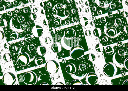 Fahnen von Pakistan hinter ein Glas mit Tropfen bedeckt. Muster aus Pakistan Flags. 3D-Darstellung Stockfoto
