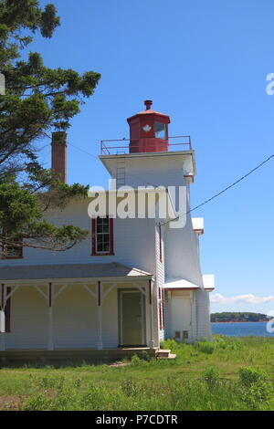 Das Quadrat, konische Turm und die angeschlossenen 2 stockiges Wohnhaus am Blockhaus Point Lighthouse, Rocky Point, Prince Edward Island, Kanada Stockfoto