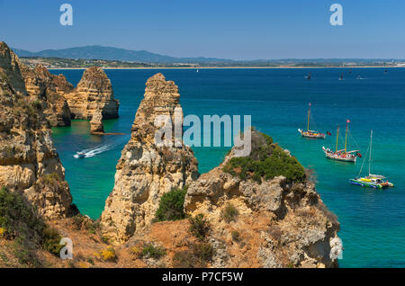 Blick von der Ponta da Piedade in Richtung Strand Meia Praia, Monchique Berge in der Ferne Stockfoto