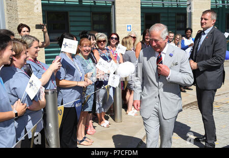 Der Prinz von Wales trifft Krankenhaus Mitarbeiter besucht er Ysbyty Aneurin Bevan Krankenhaus in Ebbw Vale zum 70. Jahrestag des NHS zu markieren, Am vierten Tag seiner Reise durch Wales. Stockfoto