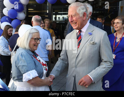 Der Prinz von Wales trifft Krankenhaus Mitarbeiter besucht er Ysbyty Aneurin Bevan Krankenhaus in Ebbw Vale zum 70. Jahrestag des NHS zu markieren, Am vierten Tag seiner Reise durch Wales. Stockfoto