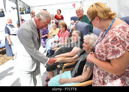 Der Prinz von Wales trifft Patienten besucht er Ysbyty Aneurin Bevan Krankenhaus in Ebbw Vale zum 70. Jahrestag des NHS zu markieren, Am vierten Tag seiner Reise durch Wales. Stockfoto