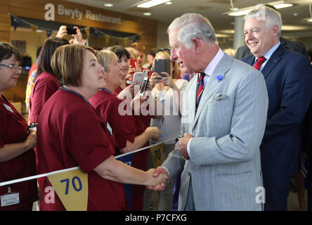 Der Prinz von Wales trifft Krankenhaus Mitarbeiter besucht er Ysbyty Aneurin Bevan Krankenhaus in Ebbw Vale zum 70. Jahrestag des NHS zu markieren, Am vierten Tag seiner Reise durch Wales. Stockfoto