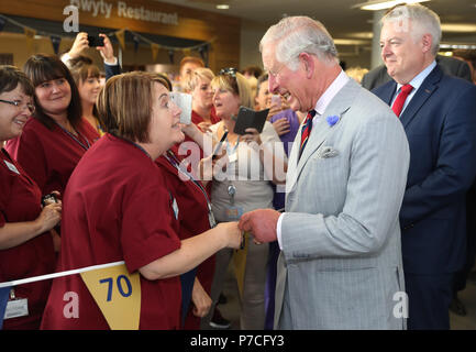 Der Prinz von Wales trifft Krankenhaus Mitarbeiter besucht er Ysbyty Aneurin Bevan Krankenhaus in Ebbw Vale zum 70. Jahrestag des NHS zu markieren, Am vierten Tag seiner Reise durch Wales. Stockfoto