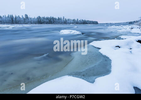 Fluss Muonionjoki zwischen Finnland und Schweden. Muonio, Lappland, Finnland Stockfoto