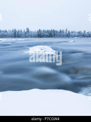 Fluss Muonionjoki zwischen Finnland und Schweden. Muonio, Lappland, Finnland Stockfoto