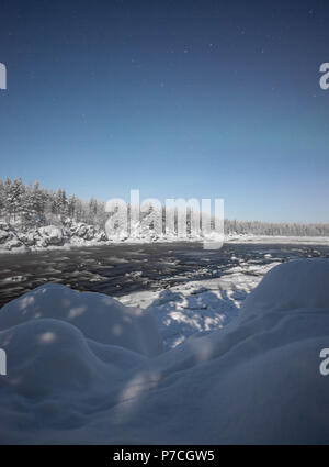 Fluss Muonionjoki zwischen Finnland und Schweden. Muonio, Lappland, Finnland Stockfoto