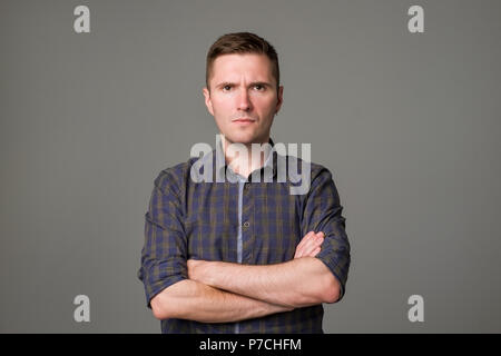 Schwere Reifen im mittleren Alter Mann in die Kamera schaut Stockfoto