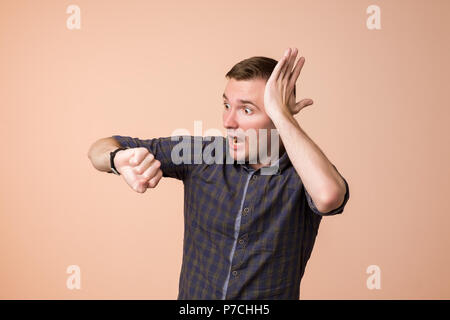 Kaukasische Mann mit Armbanduhr auf farbigen Hintergrund. Stockfoto