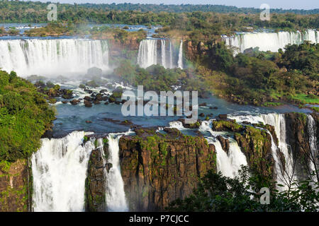 Blick auf die Iguazu-Wasserfälle von der brasilianischen Seite, UNESCO-Weltkulturerbe, Foz do Iguaçu, Bundesstaat Parana, Brasilien Stockfoto