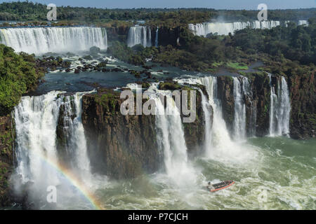 Blick auf die Iguazu-Wasserfälle von der brasilianischen Seite, UNESCO-Weltkulturerbe, Foz do Iguaçu, Bundesstaat Parana, Brasilien Stockfoto