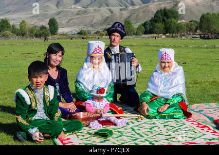 Kasachische Familie in traditioneller Kleidung, Zuhören, Akkordeon spieler, für redaktionelle nur, Sati Dorf, Tien Shan Gebirge, Kasachstan verwenden Stockfoto