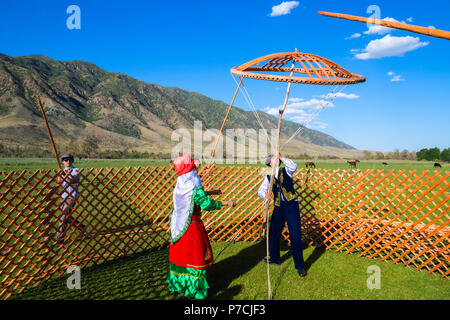 Kasachischen Männer aufstellen einer Jurte, für redaktionelle Verwendung nur, Sati-Dorf, Tien-Shan-Gebirge, Kasachstan Stockfoto