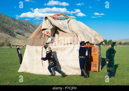 Kasachischen Männer aufstellen einer Jurte, für redaktionelle Verwendung nur, Sati-Dorf, Tien-Shan-Gebirge, Kasachstan Stockfoto