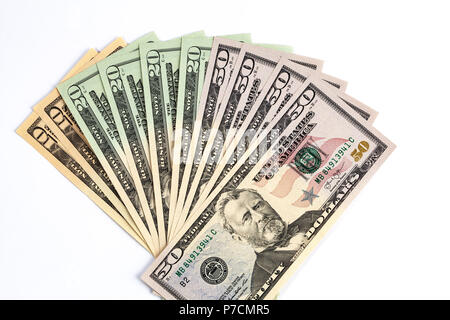 United States Dollar in Form angeordnet sind auf weißem Hintergrund. 50, 20, und 10-Dollarscheine Stockfoto