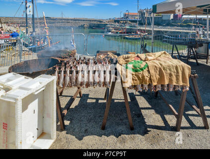 PORTSOY FESTIVAL ABERDEENSHIRE SCHOTTLAND Arbroath Smokies Schellfisch Fisch in den Regalen BEREIT FÜR RAUCHEN UND DIE FÄSSER MIT SÄCKEN UND RAUCH Stockfoto