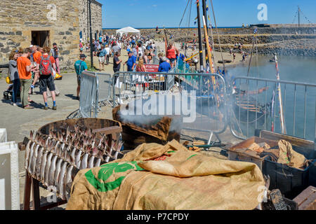 PORTSOY FESTIVAL ABERDEENSHIRE SCHOTTLAND Arbroath Smokies SCHELLFISCH FISCH auf Regalen warten werden geräuchert und Fass mit Säcken rauchen einige Fische ABGEDECKT Stockfoto